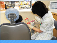 きれいな歯を保つためには、定期的な歯科医師による診察が必要です。